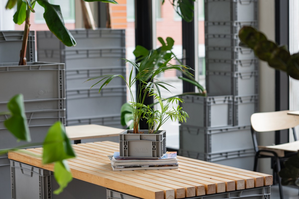 Svěží káva: Nábytek z přepravek promění kavárnu Jedním tahem v klub. I Baťa by se tady zašil