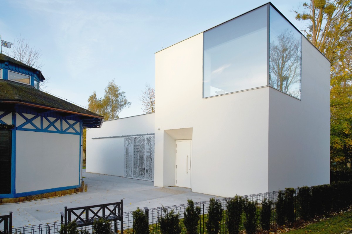 Svítící oko rožnovské stage garden Galerie CreArs svádí milovníky umění k návštěvě