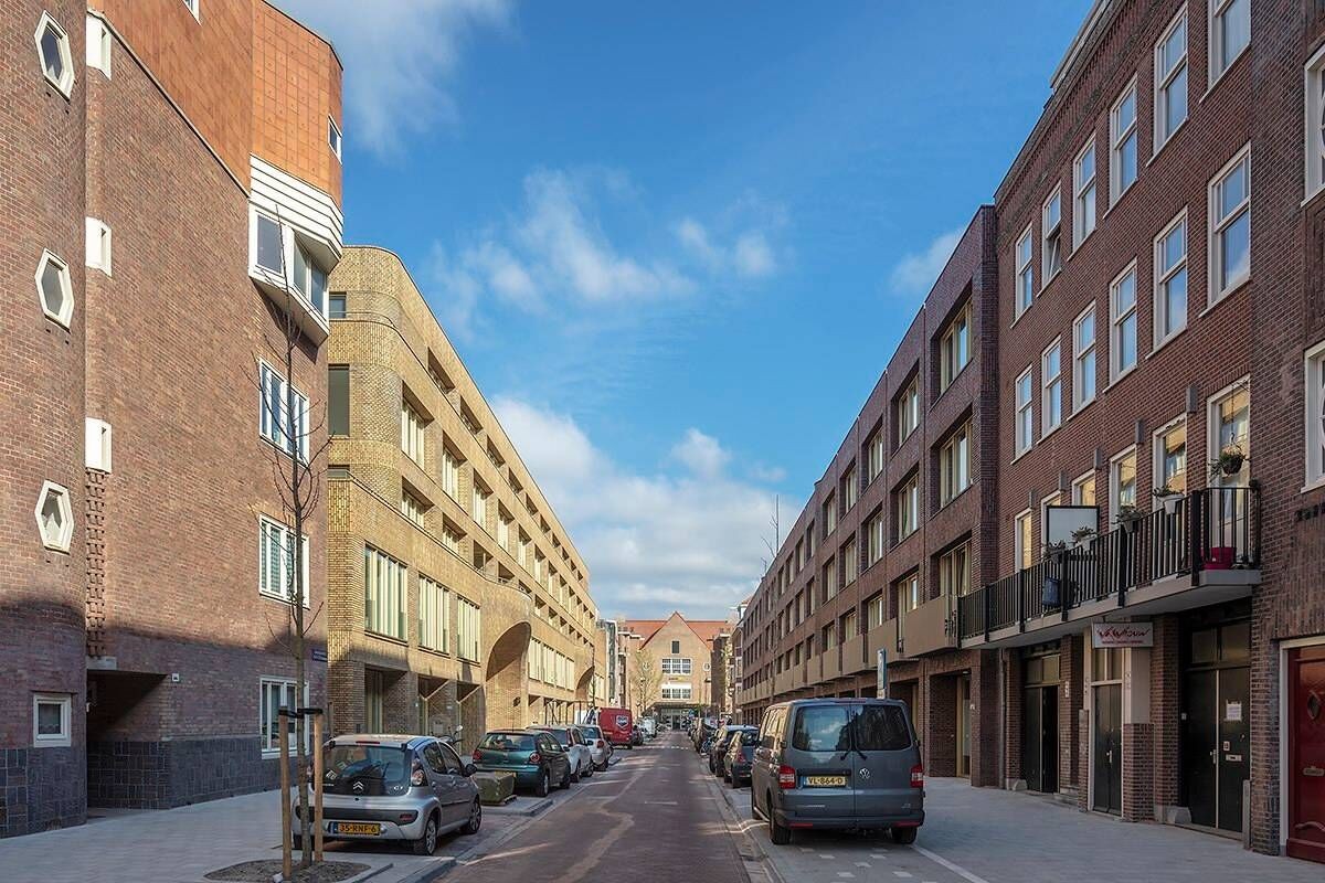 Obytný komplex pro lidi, ptáky a netopýry odkazuje na cihlovou Amsterdamskou školu