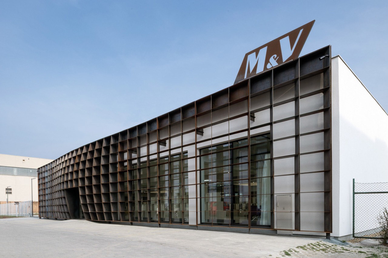 Fascinující přestavba autoservisu na showroom firmy M&V