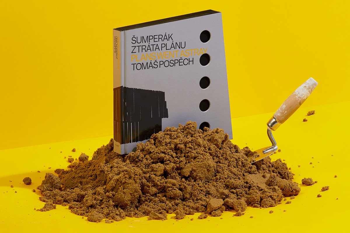 Vydáváme knihy, které jsou natolik výrazné a fungují jako objekt, že musí být vytištěné, říká Tomáš Pospěch z PositiF