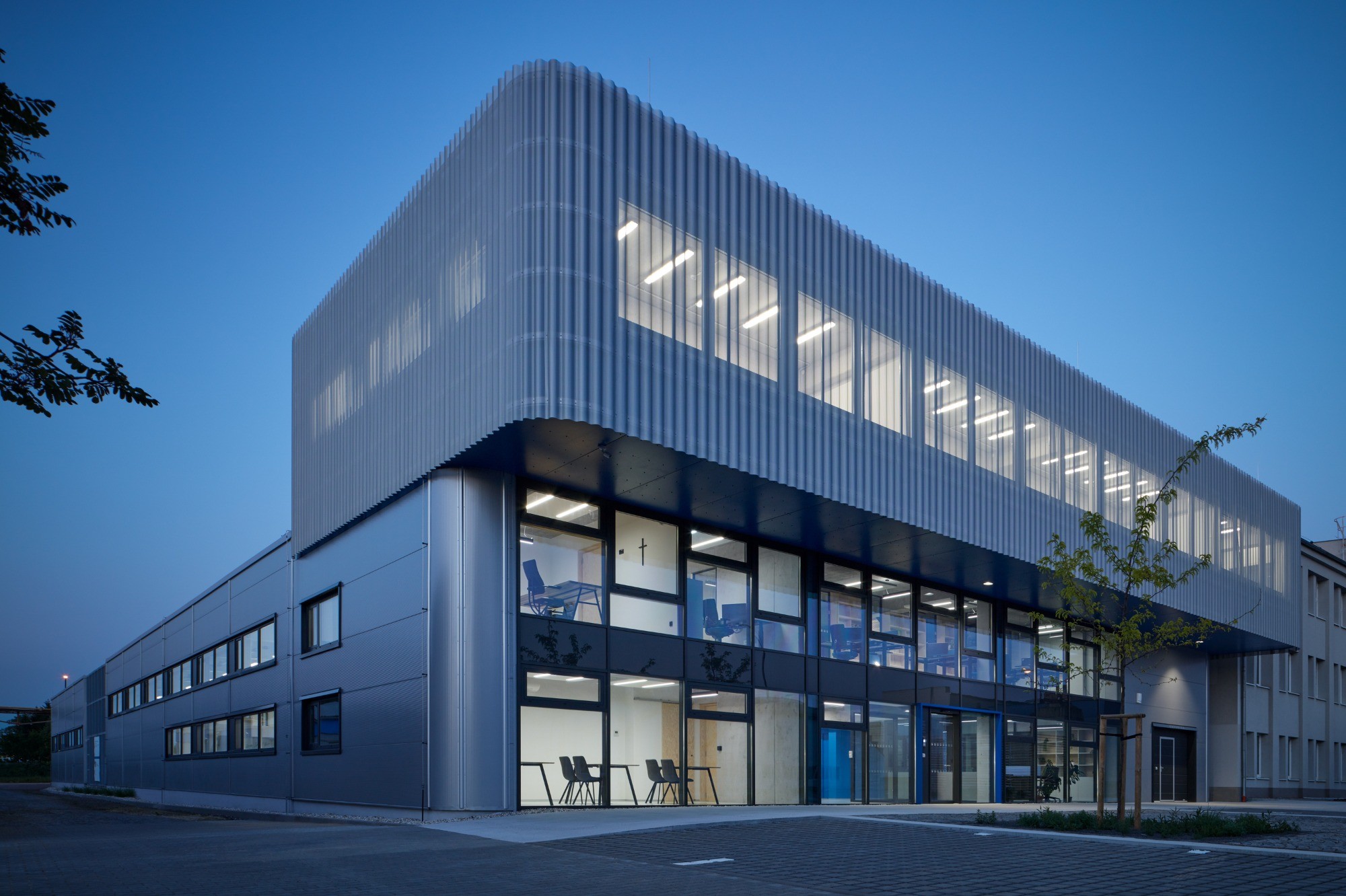OBRAZEM: Tovární areál v rukou architektů. Výrobní hala v Hulíně se chlubí i zelenou střechou