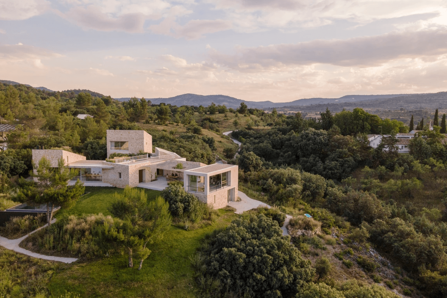 Utopická cesta do Ikarie končí ve vile nad ohybem řeky Tajo