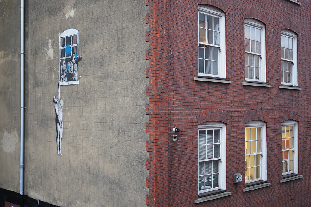 Banksy na fasádě zvyšuje hodnotu nemovitostí v celé ulici, jak si stojí TIMO?