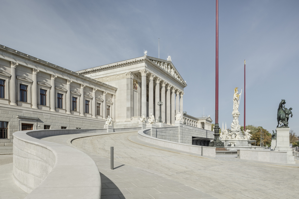 Rakouský parlament prošel pětiletou rekonstrukcí, dostal skleněnou kopuli a je otevřený návštěvníkům