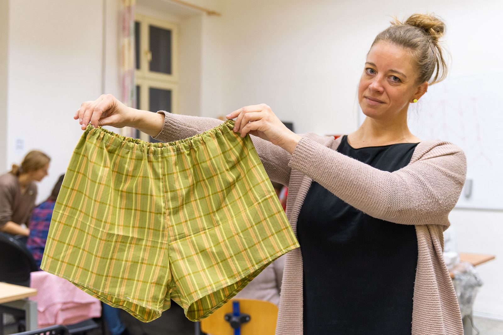 Ženský vzdělávací spolek Vesna navazuje na odkaz brněnské textilní tvorby v duchu udržitelnosti. Naučí vás ušít pánské trenky nebo uháčkovat zero waste stojan na mobil