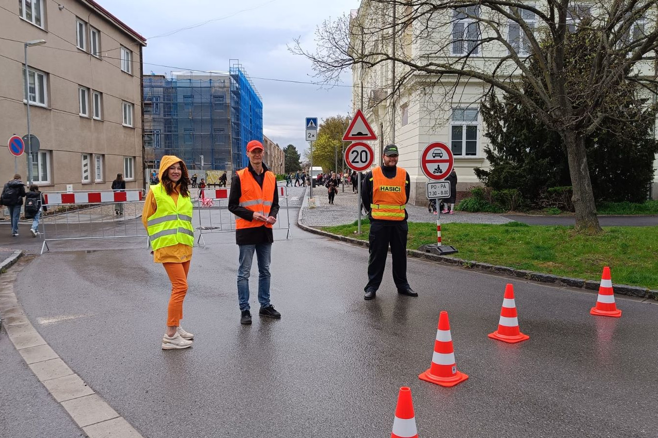 Středočeské město odzkoušelo dočasnou uzavírku ulice pro auta, chtějí bezpečí pro školáky 