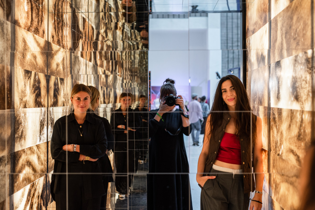 Je načase redefinovat pojem odpad. NOVAVITA ukazuje, jak se cítit dobře v místnosti obložené materiálem z použitých kanystrů a kávové sedliny