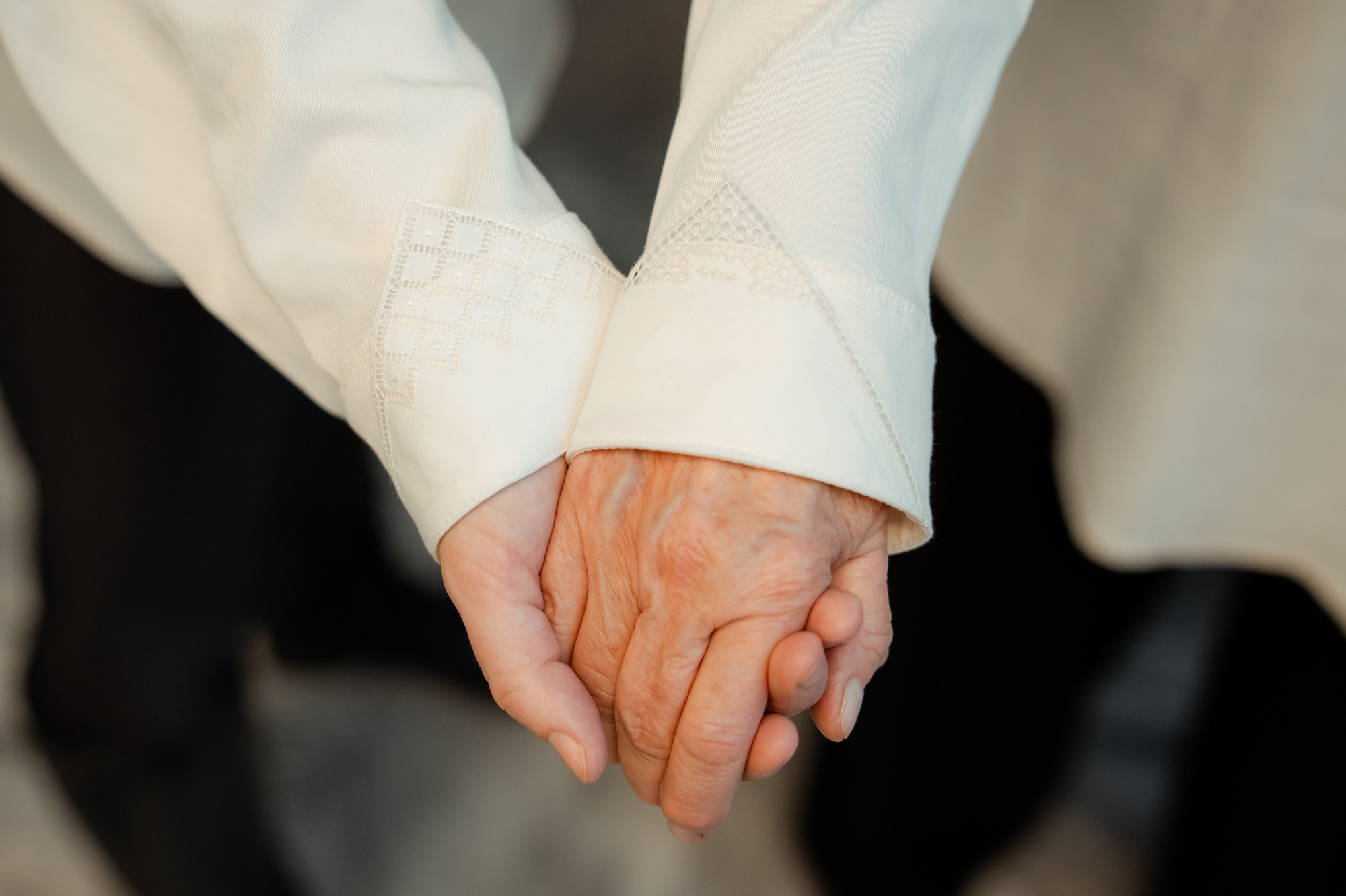 Módní kolekci Dečka Revival pomohly vytvořit vyšívací babičky, připomíná blahodárné účinky ruční práce