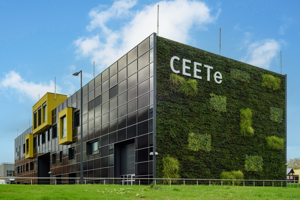 Výzkumné centrum CEETe přispívá k energetické transformaci 21. století i novou budovou se zelenou fasádou