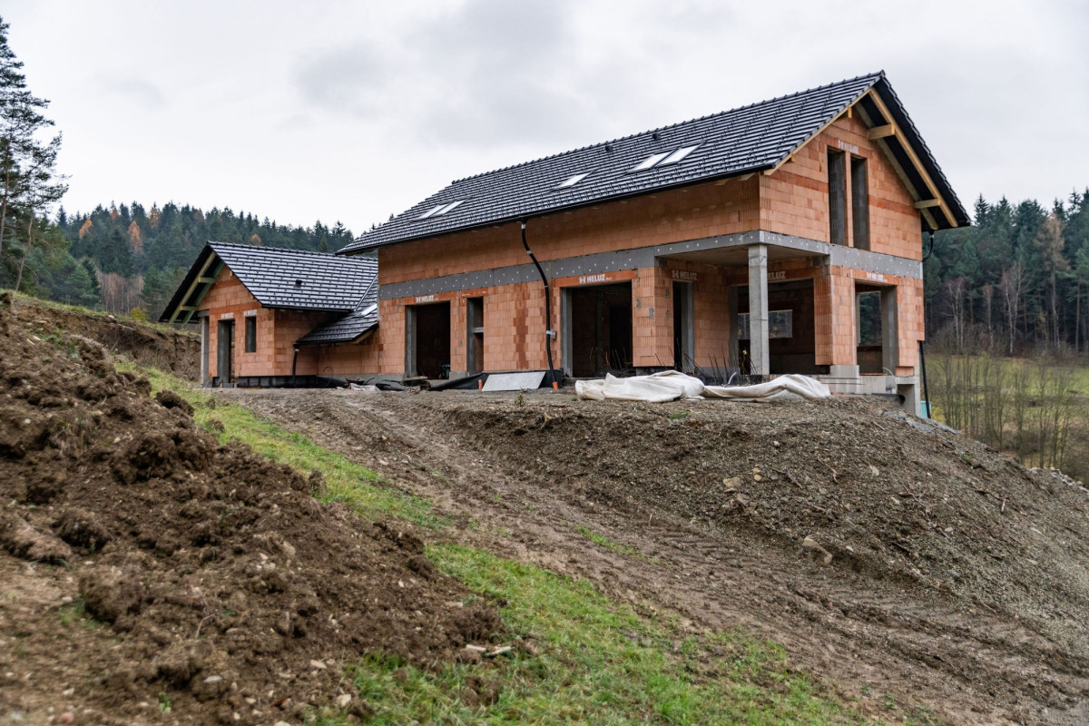 Jak se staví dvougenerační dům ve svahu v klidném kraji pro hlučnou rodinu 2