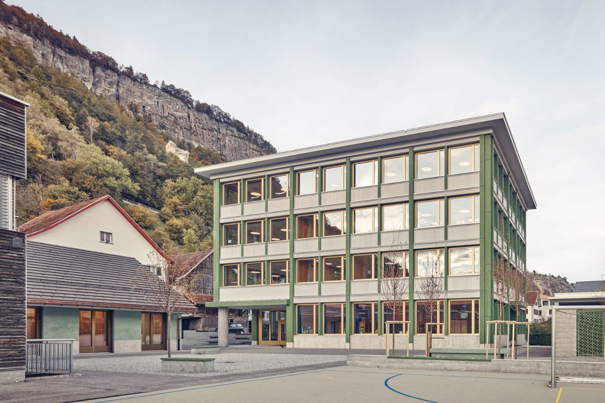 Nová škola zapadla do hlavního města Alp jako švýcarák do kapsy