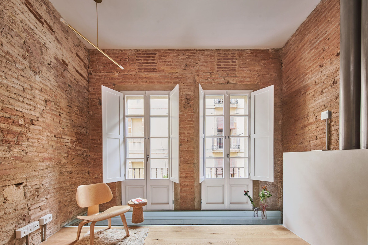 Úzký dům z 19. století vymlátili na cihlu a vložili do něj nový domov