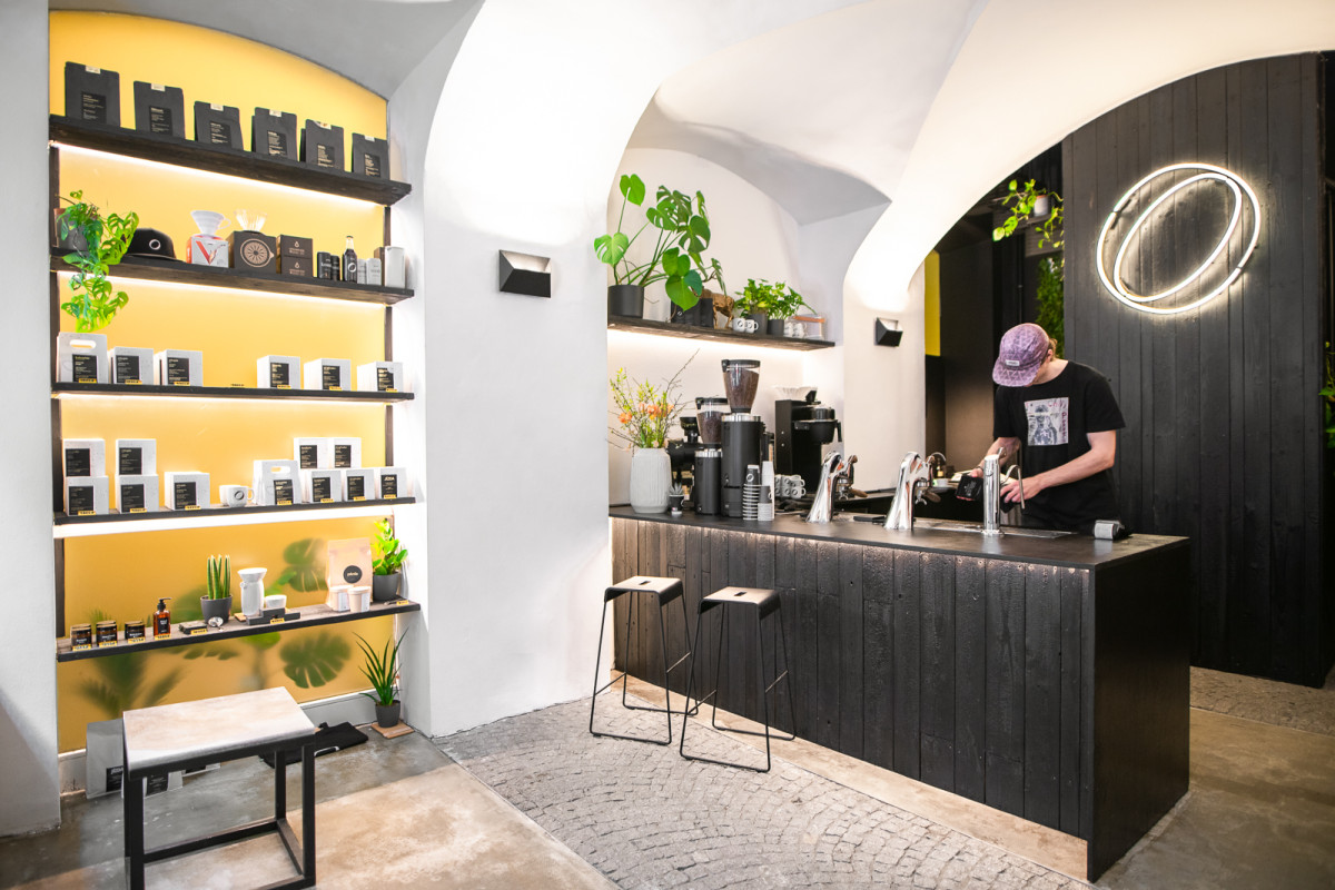 Svěží káva: Brněnská Pikola kombinuje gotiku a Japonsko. Před výběrovkou už se v centru neschováte