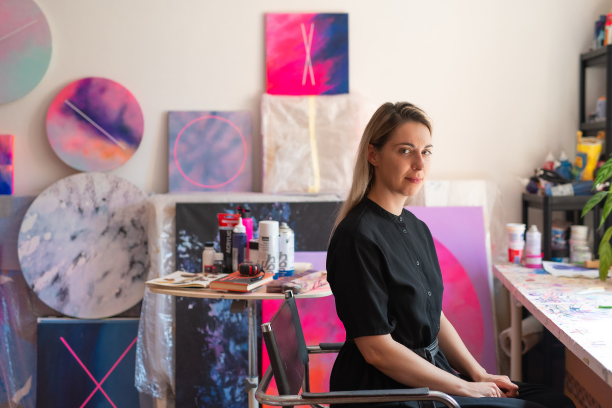 Pracuji rychle, emoce musí na plátno co nejdřív, říká abstraktní malířka Magdaléna Ševčík