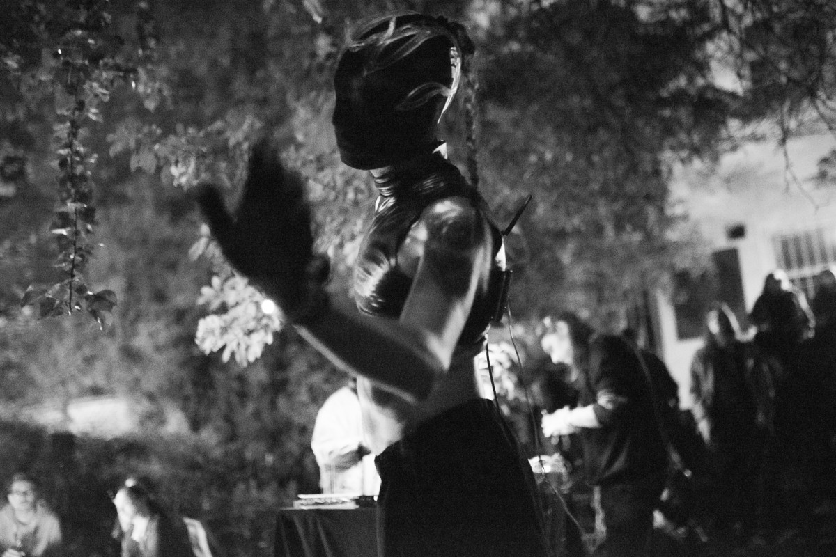 Jako když se z ryby stává obojživelník. TROJΛNOVSKX experimentuje s ovládáním hudby vlastním tělem