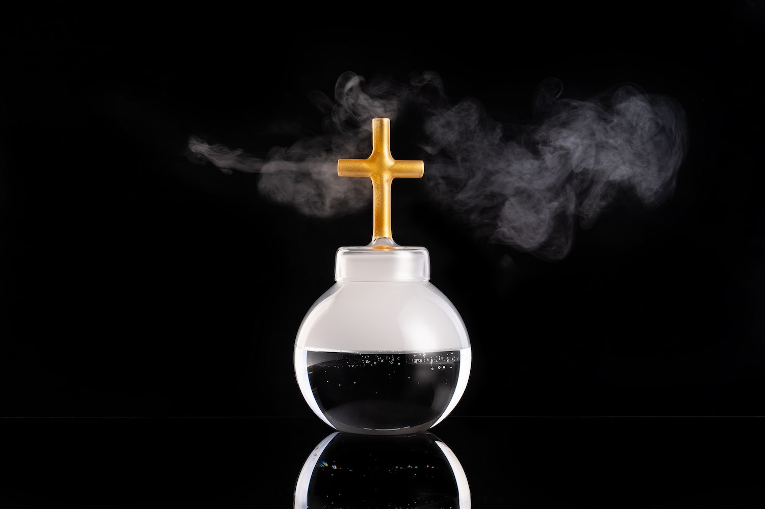 Doutnající skleněný kříž. Nová sklenice Heaven od Martina Jakobsena víří emoce