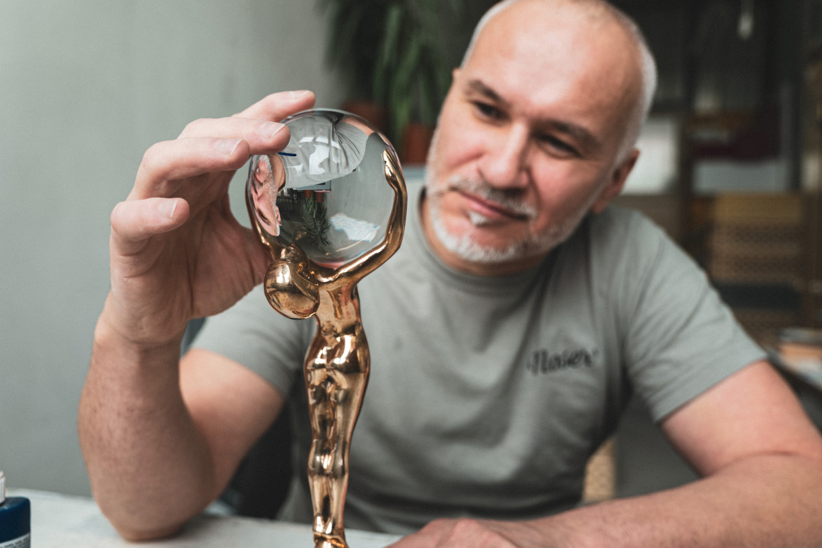 Křišťálové sošky KVIFF poprvé po 24 letech pozměnily. Pořád je tvoří zruční skláři v Moseru