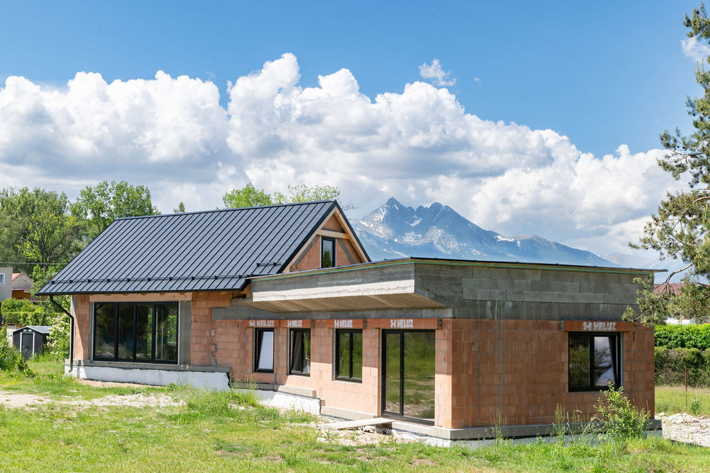 Žena si vyžádala průhled z chodby na Lomnický štít, říká architekt 