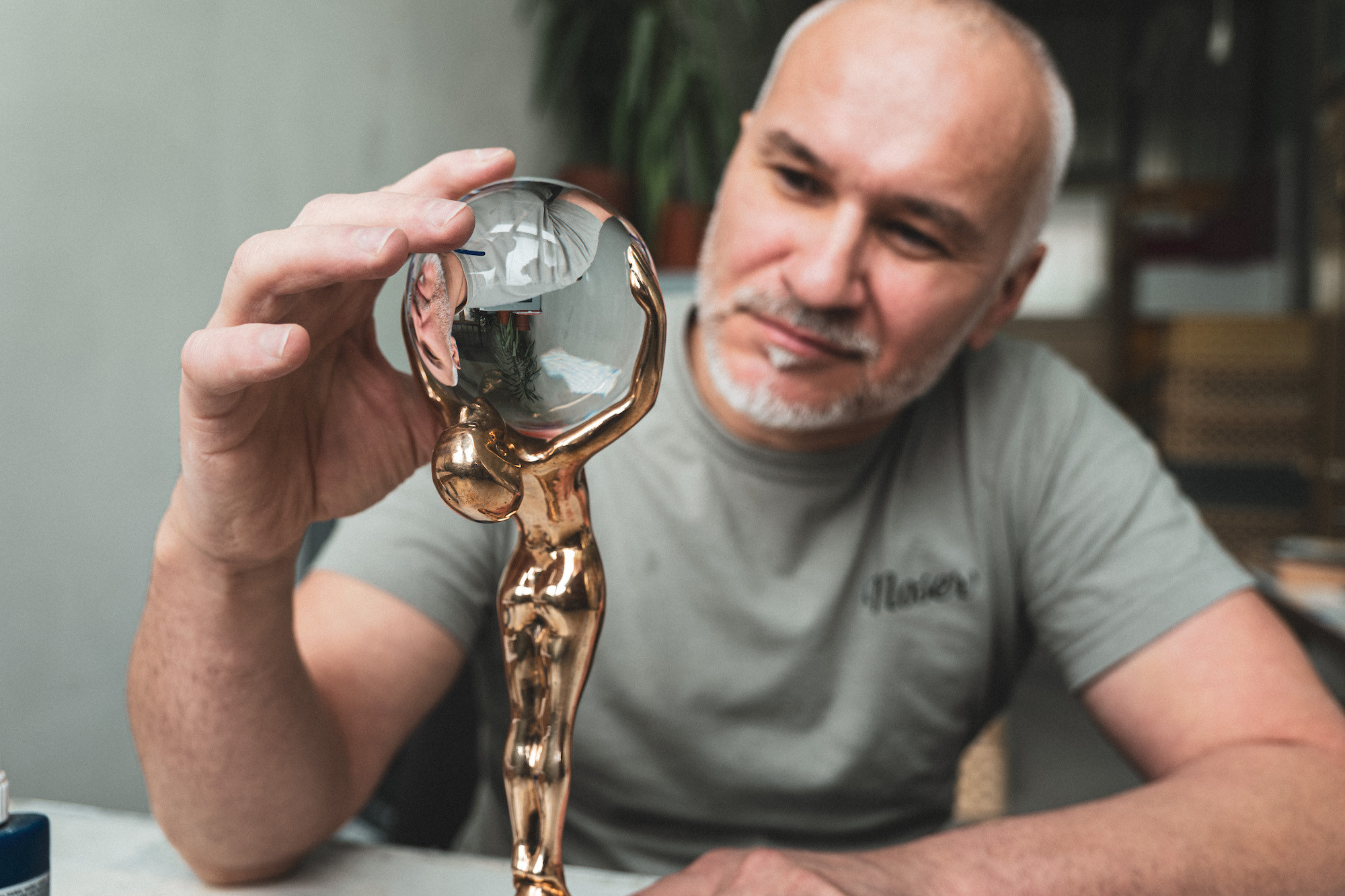 Křišťálové sošky KVIFF poprvé po 24 letech pozměnily. Pořád je tvoří zruční skláři v Moseru