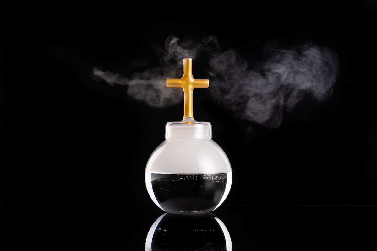 Doutnající skleněný kříž. Nová sklenice Heaven od Martina Jakobsena víří emoce