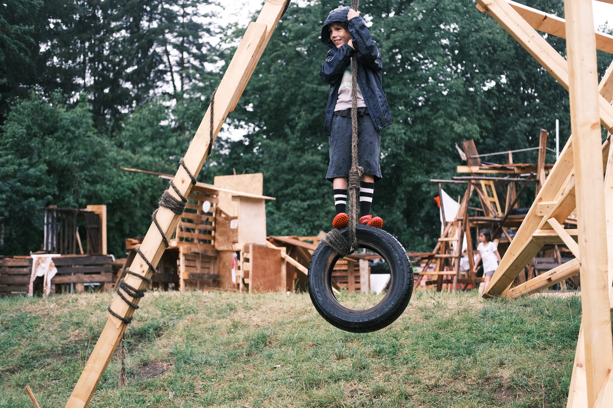Dobrodružná dětská hřiště, kam mívají rodiče vstup zakázán, se představují konečně i u nás