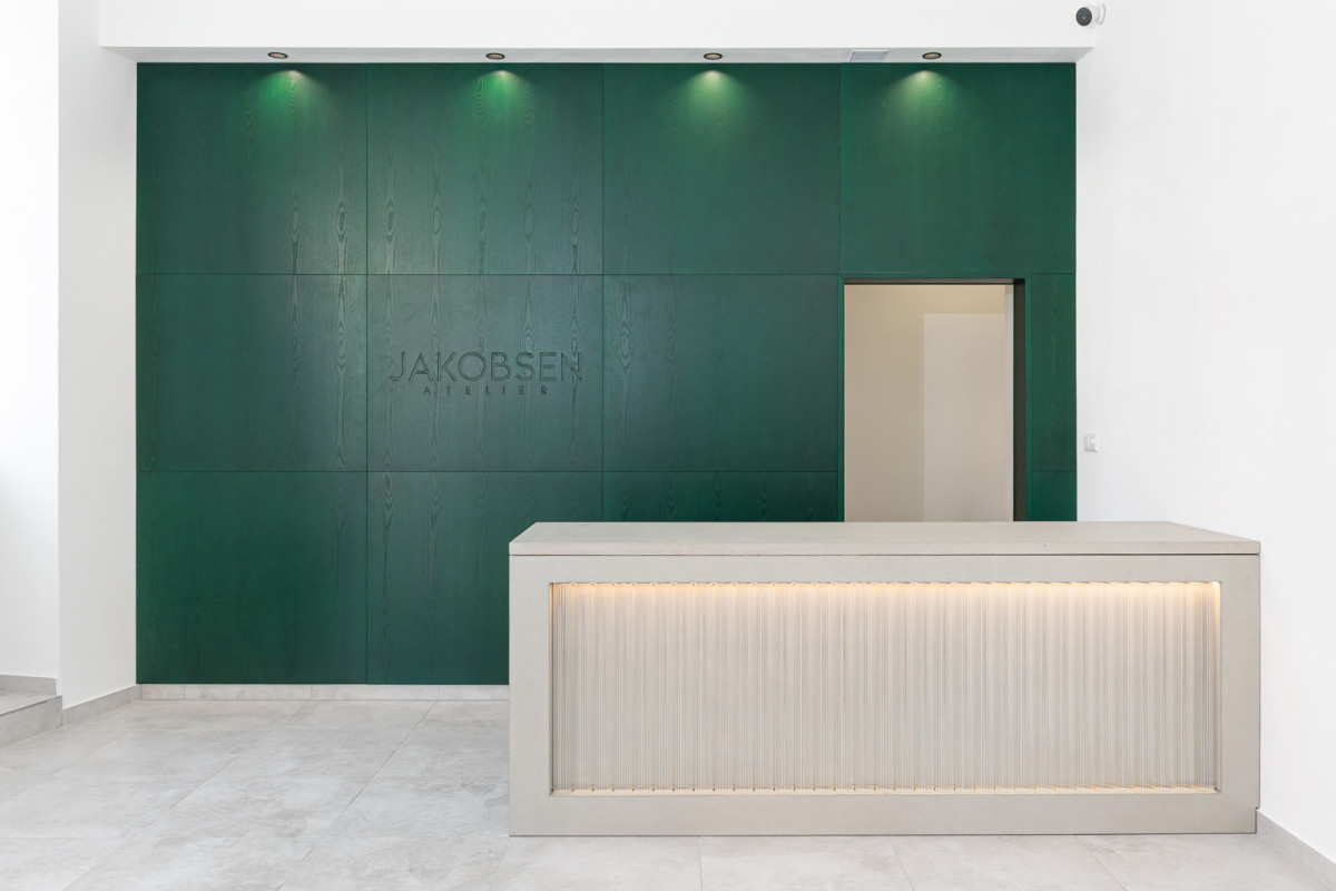 Půltunový betonový pult i výběr ikonických děl světového designu. Vítejte v novém ateliéru sklářského designéra Martina Jakobsena