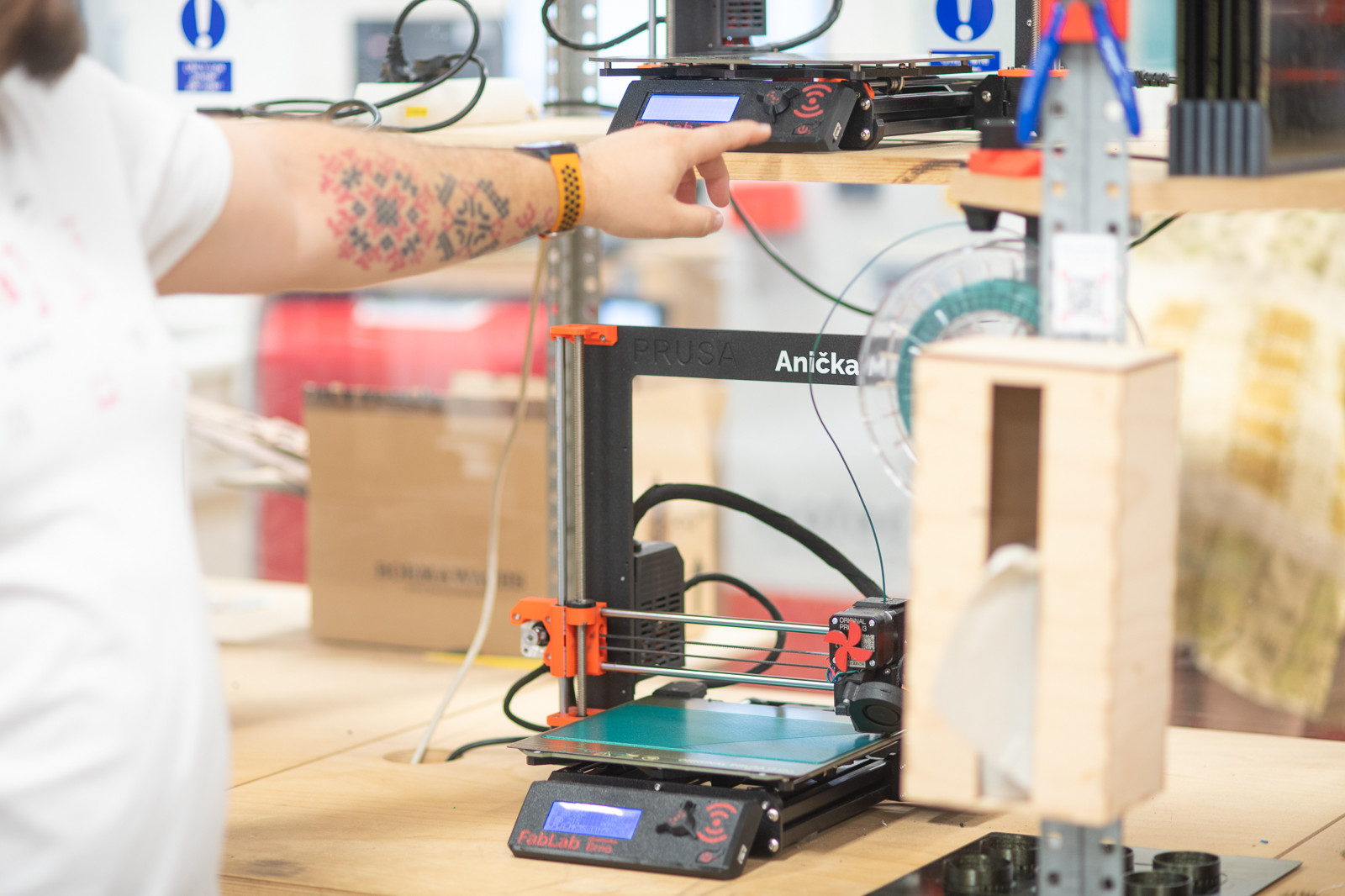 Senior nebyl spokojený s tím, co nabízí trh s reproduktory, tak si u nás vyrobil vlastní, říká Jozef Sedláček, vedoucí dílny FabLab