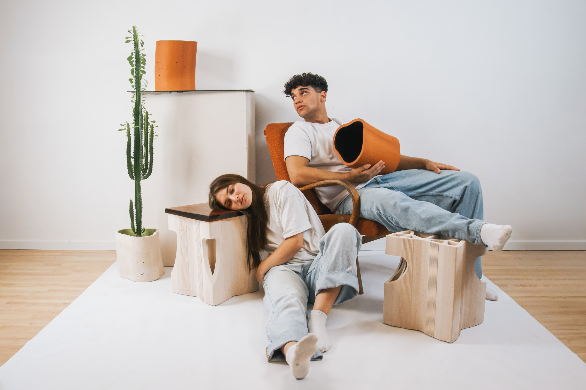 Síla hlíny. Bratři Valovičovi představili na letošním Designbloku odolný keramický nábytek