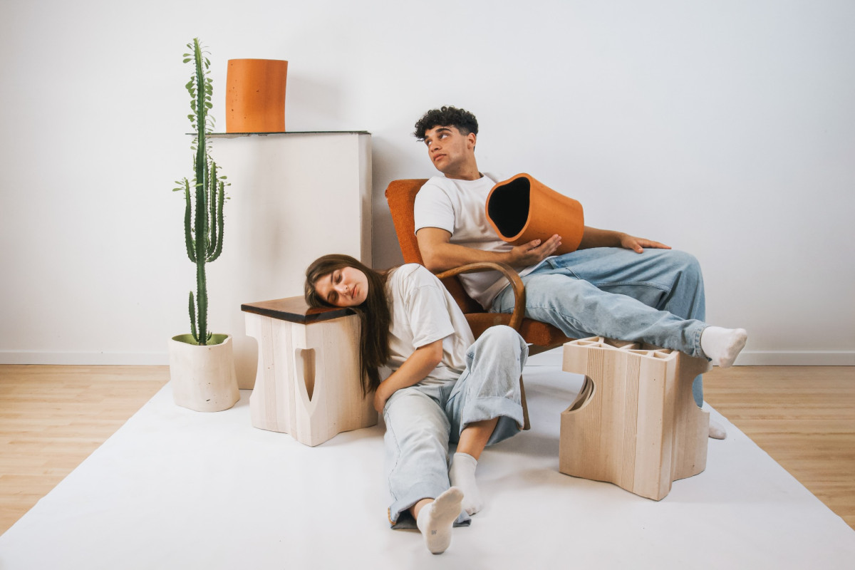 Síla hlíny. Bratři Valovičovi představili na letošním Designbloku odolný keramický nábytek