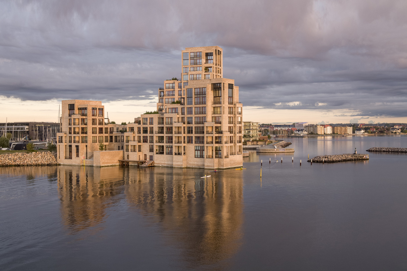 Rezidenční komplex na místě pivovaru Tuborg se posunul k moři a parkování uložil pod zem, takže ušetřil místo pro přírodu kolem