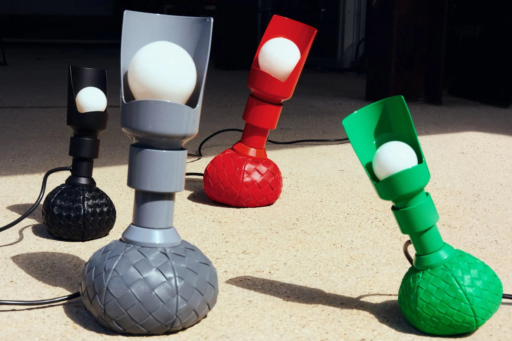 Raději lampu než drahou kabelku? Bottega Veneta představila redesign s Flosem