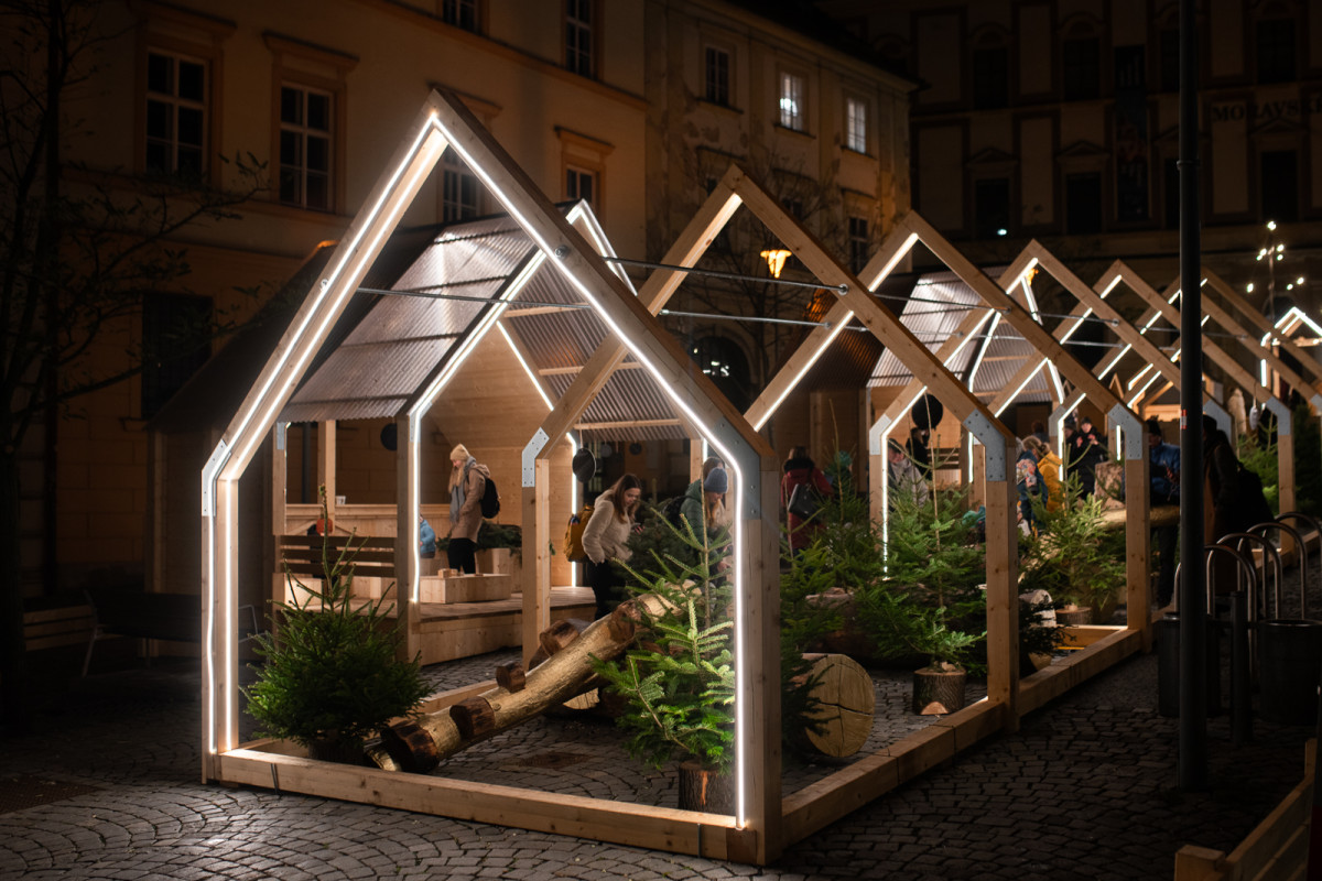 Když Brňanům čouhá sláma z bot. Na Zelném trhu vyrostla vánoční vesnička s přírodními prvky podle návrhu Consequence forma architects