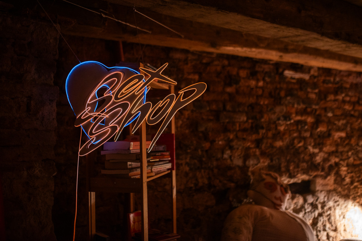 Cosmic orgasmic: Péče je základem spravedlivější a empatičtější společnosti