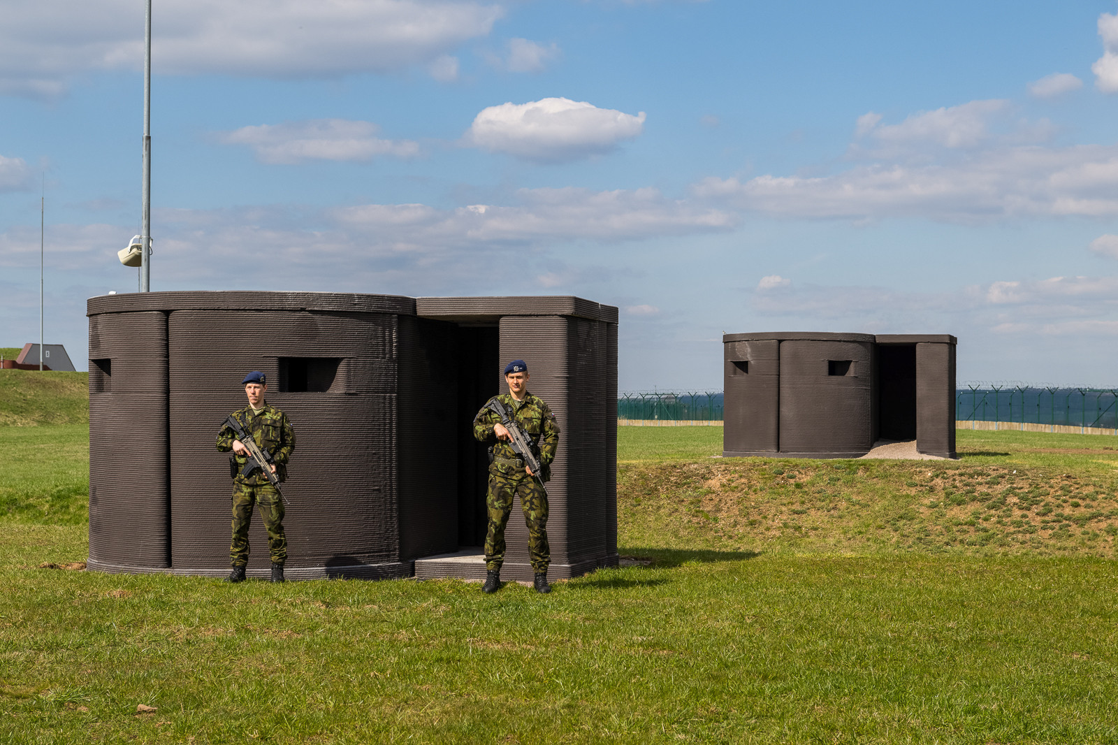 Městský mobiliář, rodinný dům, ale i vojenské bunkry. 3D tisk z betonu si hledá svou cestu ve stavebnictví