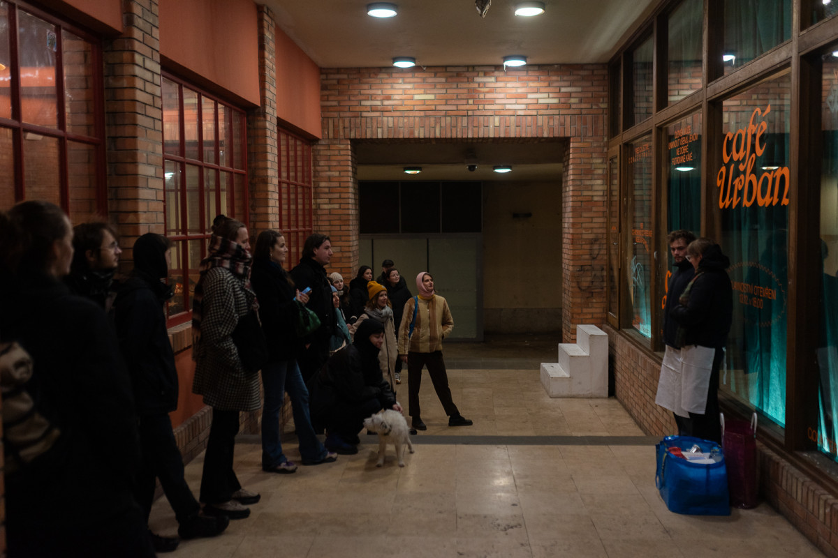 Kavárna, která neexistuje. Café Urban polemizuje s nostalgickým kýčem vídeňské Cafekultur