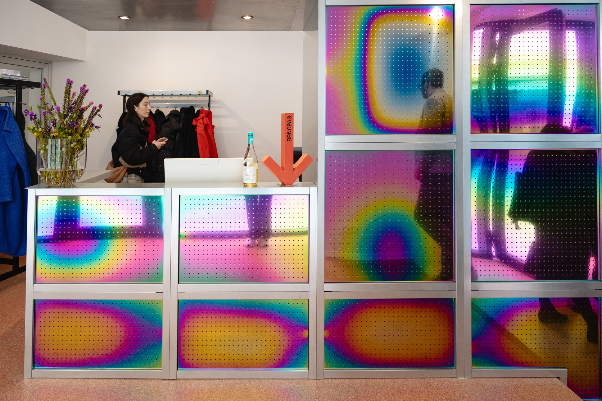 Nekontrolovatelně barevný. Studio KOGAA pro nový interiér TICu použilo unikátní materiál