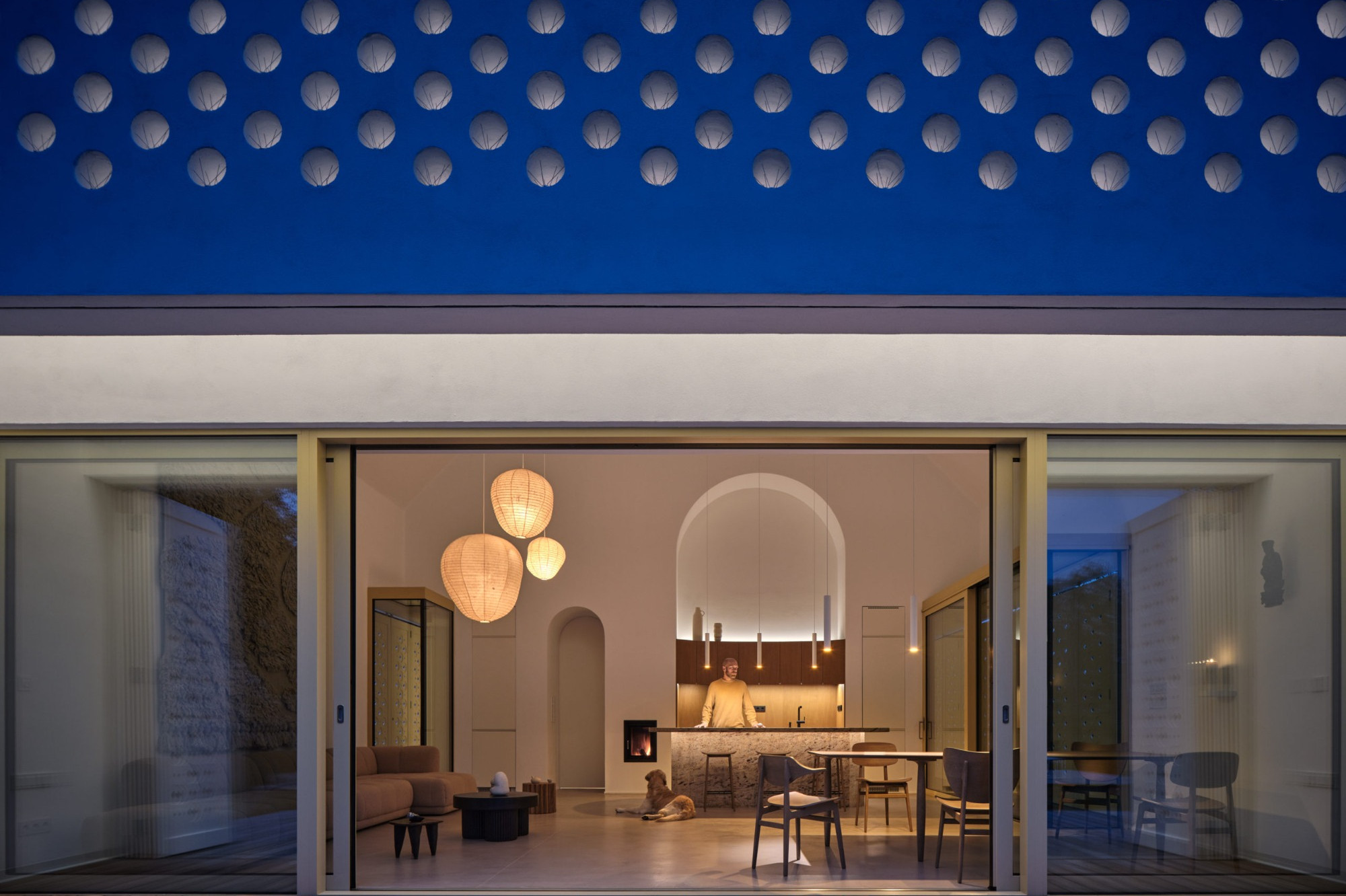 Architekt a kunsthistorička si postavili dům v sousedství zámku. Stavba umí měnit charakter a zároveň vyhovuje památkové oblasti