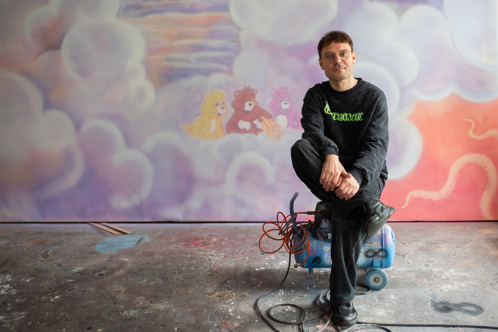 Líbání kober v Blansku. Intermediální autor Ondřej Kotrč nechává osmdesátkové medvědy bdít nad světem