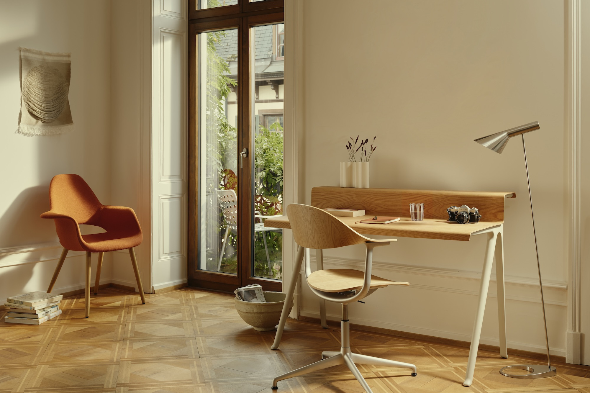 Nový design bratrů Bouroullec: multifunkční židle a stůl inspirovaný patkovým fontem