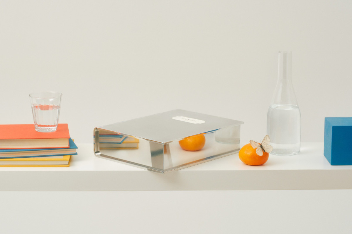 Urna na poličce i v knihovně. Deset známých designérů mění pohled na poslední nádobu