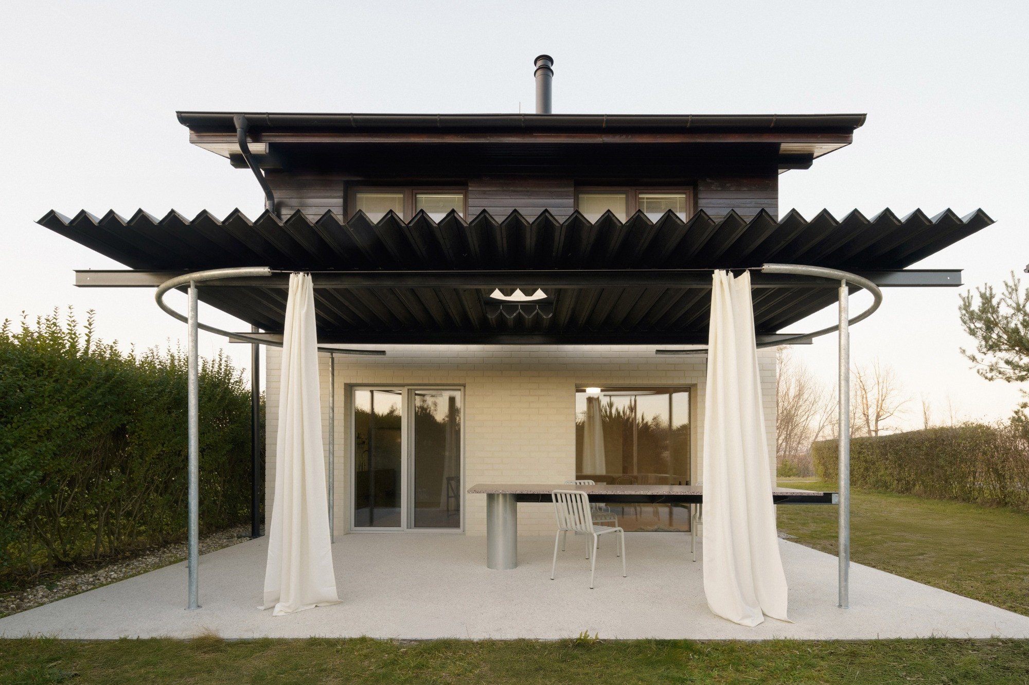 Velká architektura na malém půdorysu: Architekt proměnil chatku v otevřený a vzdušný prostor