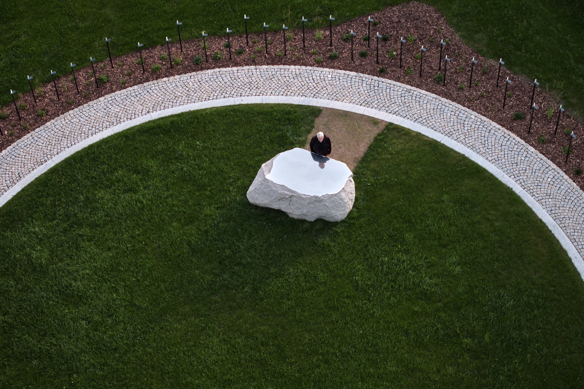 Jak vdechnout naději Poslednímu místu? Architekti za citlivý návrh hřbitova získali cenu