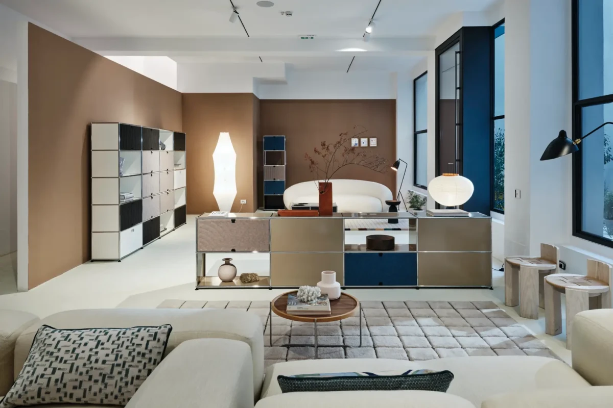 Ikonický nábytek USM Haller představuje novinku k šedesátinám. Překvapivě není z kovu