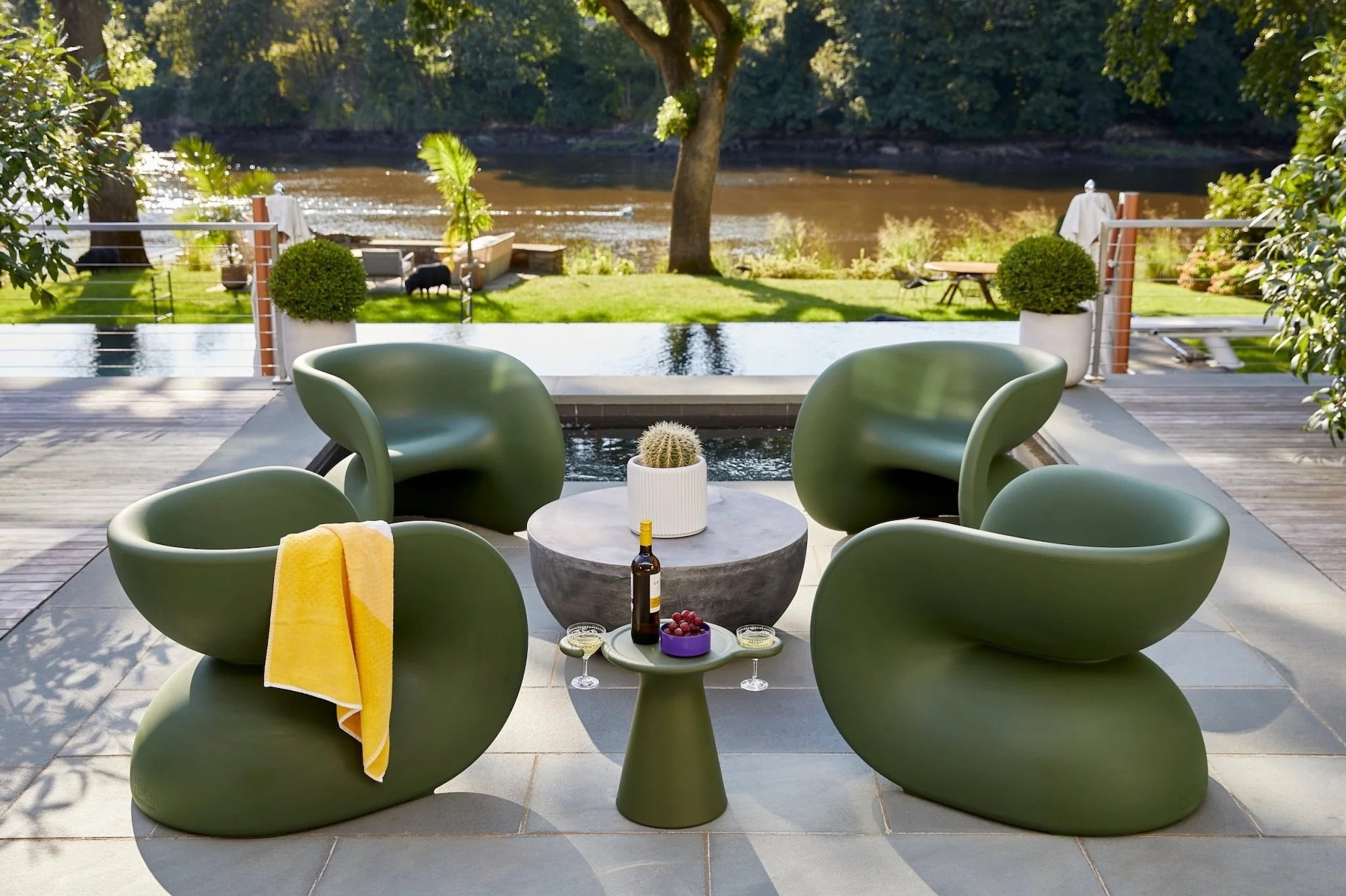 Nábytek, který sám pozná, kdy se rozložit? Místo dalších tun odpadu zbyde jen obohacená hlína