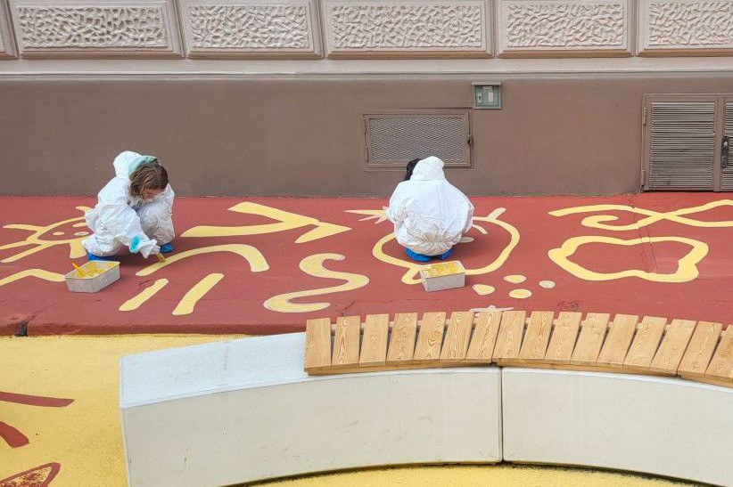 K bezpečnější cestě do školy stačily barvy. Taktický urbanismus chrání a téměř nic nestojí