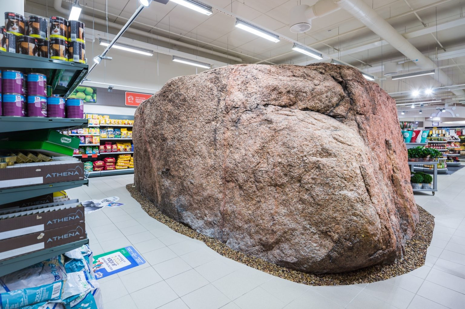 Na nákupech v obchoďáku s bludným balvanem