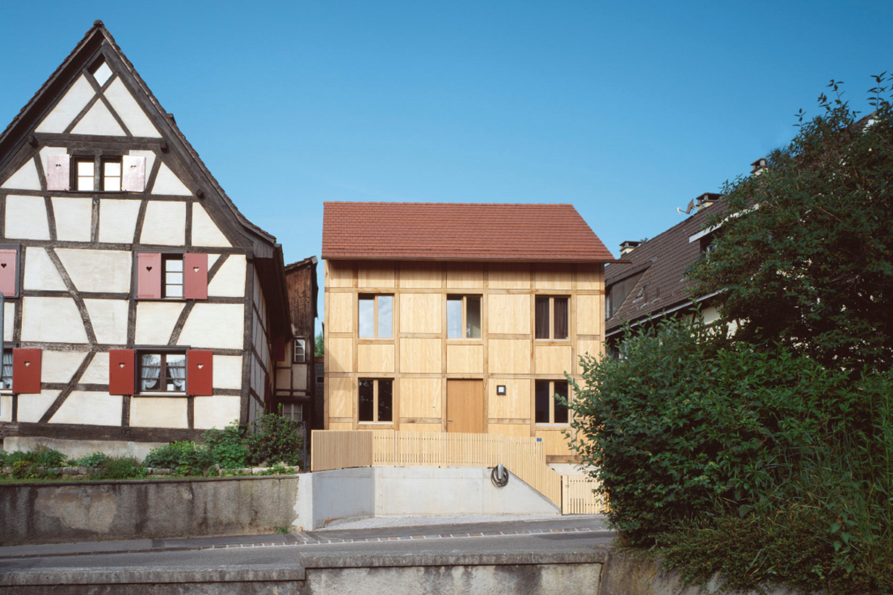 Hrázděný dům už nešel zrekonstruovat, tak architekti vymysleli moderní prefabrikaci, která jej napodobuje