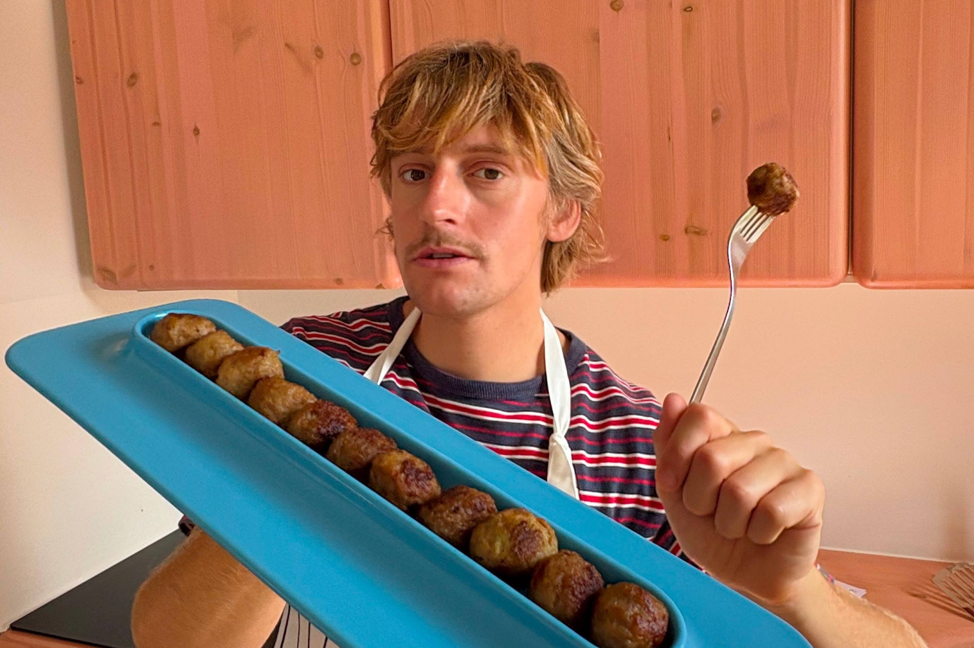 Ikea kuličky na piedestalu? První kousek z očekávané spolupráce nese typický humor i estetiku