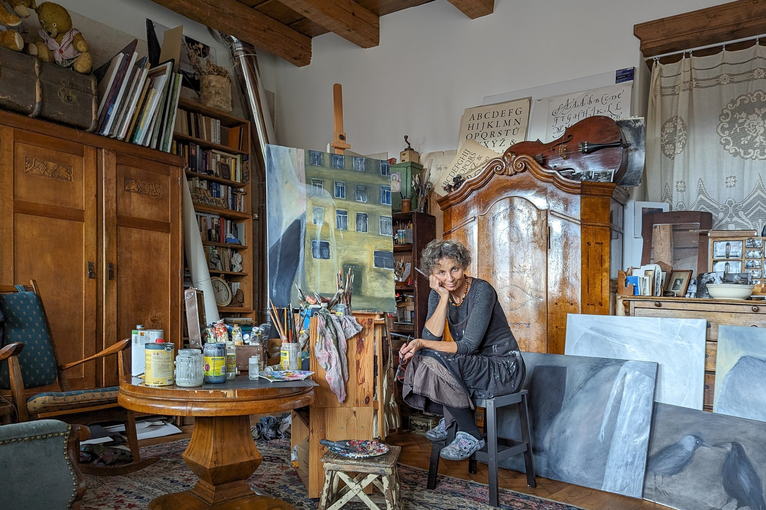 Válka tady je, v každém obýváku a už teď bychom měli trénovat statečnost, říká malířka Martina Špinková z Aukce pro Ukrajinu